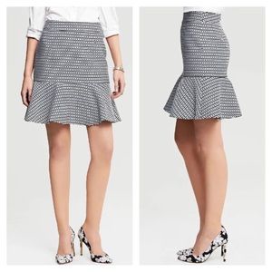 Banana Republic Women’s Woven Chain Print Flounce Mini Skirt Black&White, Size 6